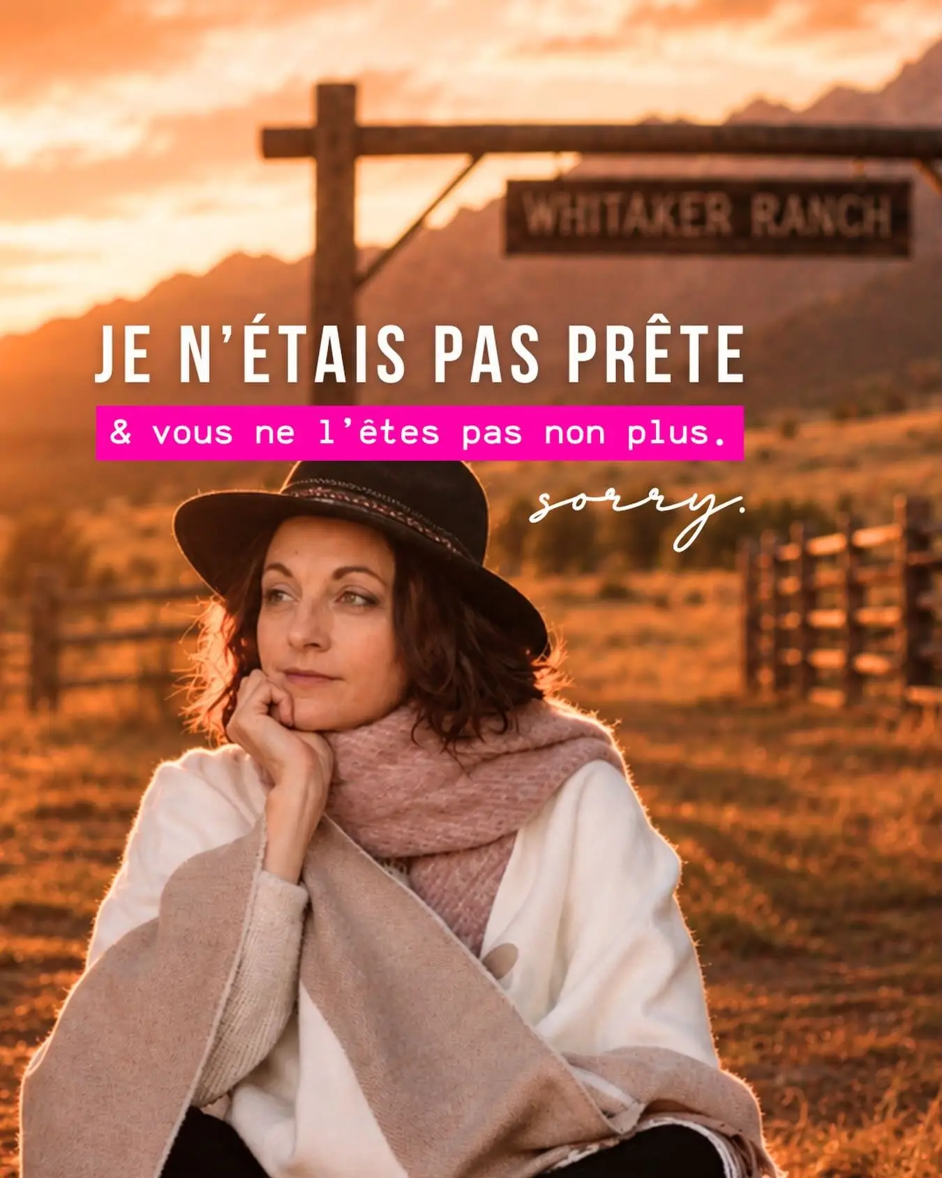 Cette fraction de seconde, au cours de laquelle tu réalises que tu n’es plus juste en train de lire un roman, mais bien de le vivre.

Tu ne t’évades plus du quotidien pour une heure ou deux, tu pars vraiment pour un très long voyage.

Tu ne craque plus pour un personnage, tu succombes à tout un groupe, et en prime, qui te fait une place au sein de ce clan. Tu deviens l’une des leurs. Une famille de cœur, dont tu détiens désormais les clés de leurs secrets, et de ce qui ne se voit pas.

Tu te bats à leurs côtés pour leurs convictions, et même lorsqu’il ne suivent pas l’ordre établi, toi tu les comprends, parce que tu les connais mieux que personne.

T’es pas juste en train de lire, tu ouvres des portes que tu ne soupçonnais pas d’existait en toi, tu leur offres des bouts de ton âme, et eux, s’aiment quelque chose dans ton cœur qui ne partira jamais et que tu pourras retrouver à chaque fois que tu reliras ce roman, ou cette saga.

Et c’est exactement la même chose que je vis quand j’écris.

J’ai écrit mes 38 livres avec cette passion mordante, et cette sensation de vivre chaque instant auprès des personnages. Non, en fait j’étais même ces personnages quand je les écrivais, puisque je ressentais ce qu’ils ressentaient.

Mais en de rares occasions, il y a un petit quelque chose en plus. Comme si la magie n’était pas déjà à son comble, une petite étincelle vient transformer l’expérience en quelque chose de plus grand que nous

C’est ce qui s’est passé avec les Wild Crows.
C’est exactement ce qu’il se passe avec les Whitakers.

On n’est plus dans une saga.
On est dans un univers tout entier à explorer, et quand on commence à l’apprivoiser, on ne veut plus jamais le quitter.

Demain, le ranch ouvre ses portes. 🔥

#smalltownromancereads #ripwheeler #slowburnromance #foundfamilytrope